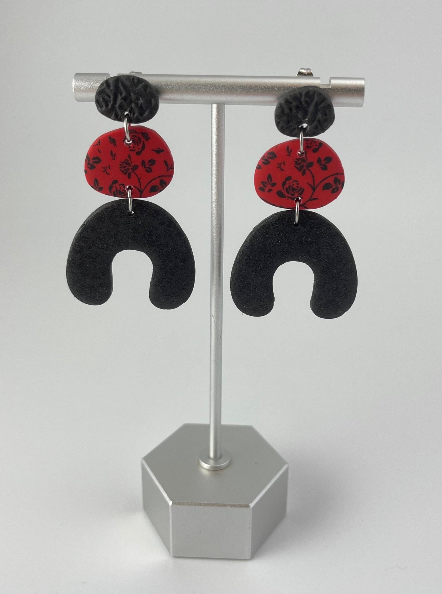 Classy Blach & Red Hanging Arch