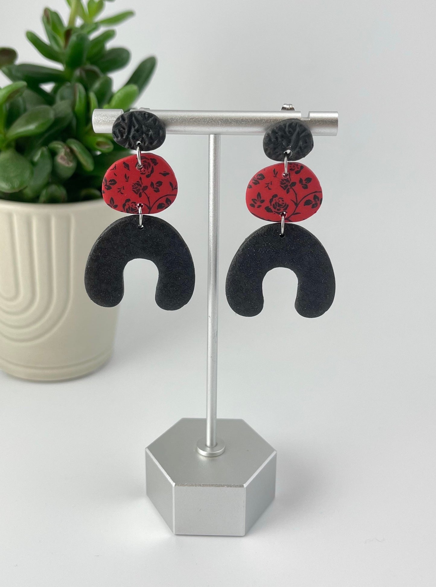 Classy Blach & Red Hanging Arch